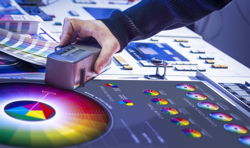 Carrying out colour control in fabric printing