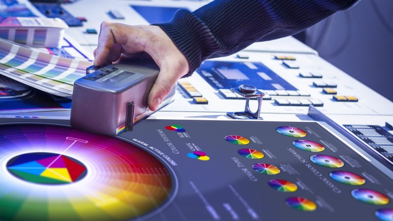 Carrying out colour control in fabric printing